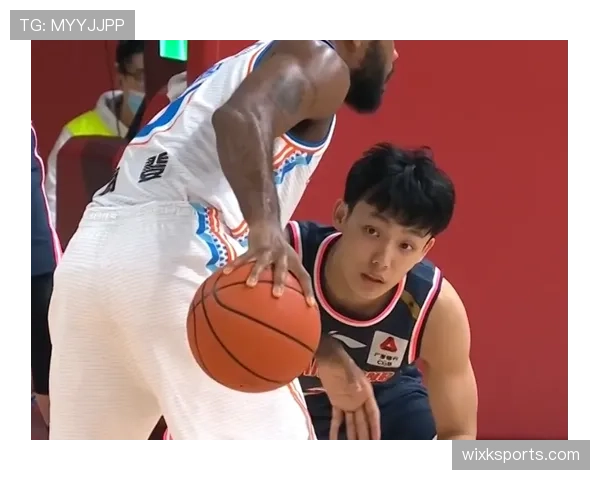 抢篮板犯规判定标准是什么?如何区分合理冲撞与犯规? 抢篮板犯规判定标准是什么?如何区分合理冲撞与犯规?